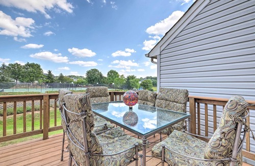 Woodbridge Maison | Pond-View Deck + Pool Table: Woodbridge Haven!