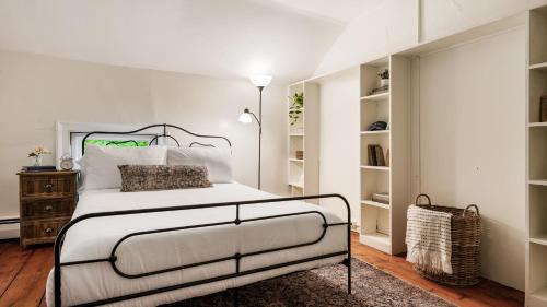 Hollowville Maison | Pondfront Gem Minutes from Hudson’s Best Shops Cafes The Stillwater House
