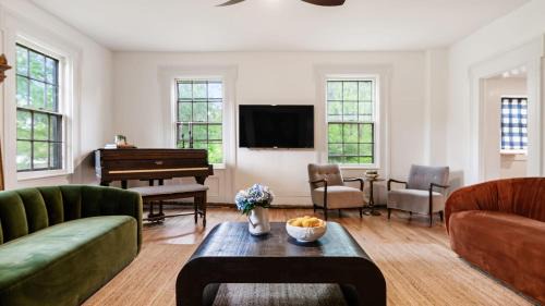 Hollowville Maison | Pondfront Gem Minutes from Hudson’s Best Shops Cafes The Stillwater House