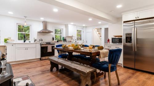 Hollowville Maison | Pondfront Gem Minutes from Hudson’s Best Shops Cafes The Stillwater House