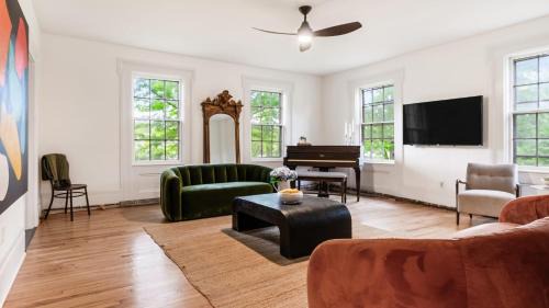 Hollowville Maison | Pondfront Gem Minutes from Hudson’s Best Shops Cafes The Stillwater House