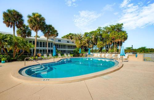 Welaka Appartement | Pool Access and Lanai Riverfront Welaka Condo!