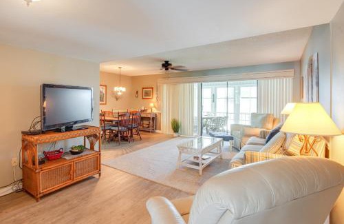 Welaka Appartement | Pool Access and Lanai Riverfront Welaka Condo!