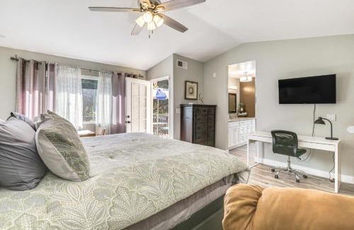 Bonita Long Canyon Appartement | Pool Access and Private Deck Mtn-View Bonita Studio