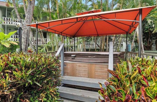 Historic Kailua Village Appartement | Pool and Hot Tub - Romantic and Luxe Walkup Studio in the heart of Kailua-Kona