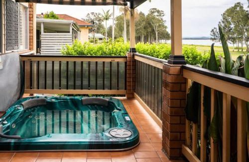 Killarney Vale Maison | Pool and Spa on the Lakefront with Suite Studio