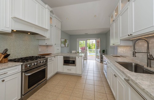 Town of Southold Town Maison | POOL + Beach 1 mi. to Greenport Village! July deal 7+ nights, just message