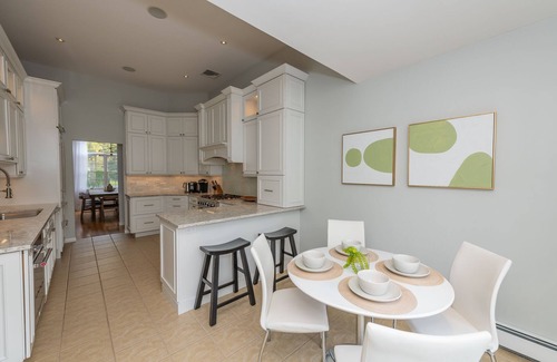 Town of Southold Town Maison | POOL + Beach 1 mi. to Greenport Village! July deal 7+ nights, just message