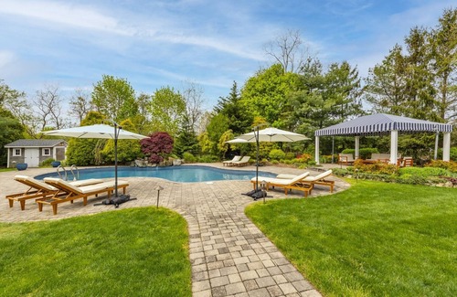 Town of Southold Town Maison | POOL + Beach 1 mi. to Greenport Village! July deal 7+ nights, just message