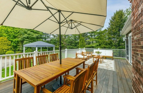Town of Southold Town Maison | POOL + Beach 1 mi. to Greenport Village! July deal 7+ nights, just message