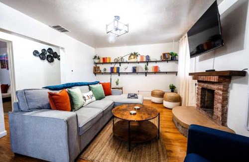 South Park Maison | Pool, Deck, Fire-Pit - 5 min to UofA & Downtown