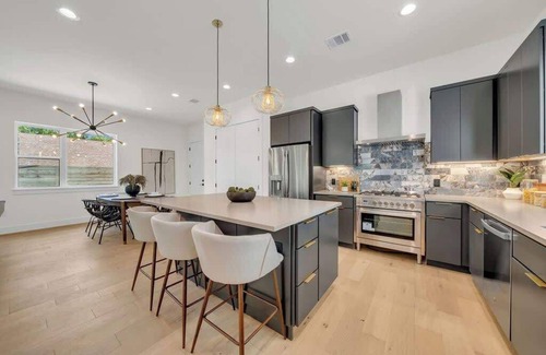 Riverside Maison | Pool & Game Room & Chef's Kitchen – 6BR Sleeps 24