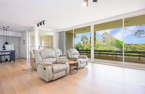 East Lindfield Maison | Pool + Garden + Bush Views Spacious 4 BR home