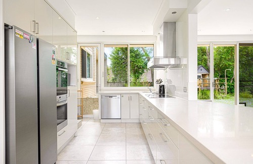 East Lindfield Maison | Pool + Garden + Bush Views Spacious 4 BR home