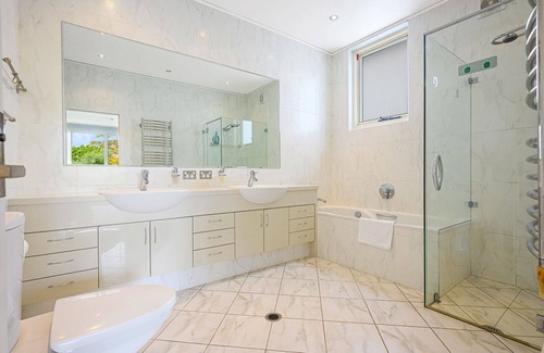 East Lindfield Maison | Pool + Garden + Bush Views Spacious 4 BR home