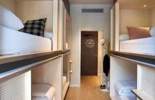 Esquerra de l'Eixample Lit Et Petit-Déjeuner | Pool Guest House in the center! Perfect for big groups, central location!