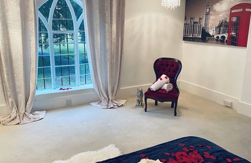 North Weald Autre | Pool, hot tub, games room, bar! Near London, to stay or celebrations.