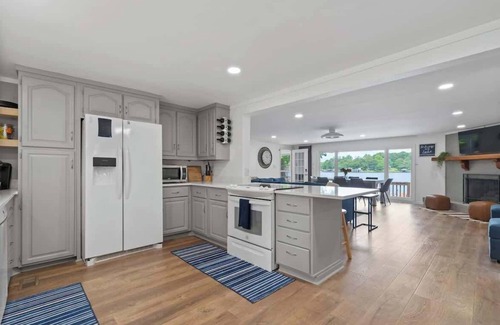 Hardwick Maison | Aquatic Oasis! Pool, Hot tub, Fire pit, + More!