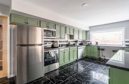 East Stroudsburg Maison | Pool | HOT TUB | Sauna | Steam Room | 5k SQFT Man