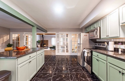 East Stroudsburg Maison | Pool | HOT TUB | Sauna | Steam Room | 5k SQFT Man