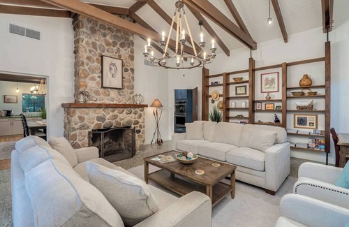 Sam Hughes Maison | Pool & Hot tub! Sam Hughes University Lux!Walkable