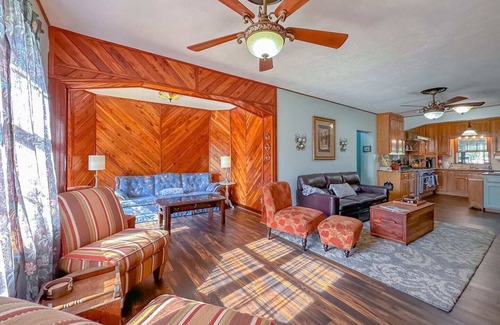 Tallahassee Maison | Groups--Hot Tub -Pool-Dogs-Private-4 Baths-Fun