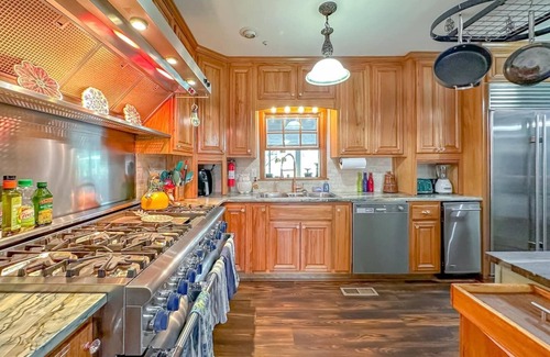 Tallahassee Maison | Groups--Hot Tub -Pool-Dogs-Private-4 Baths-Fun