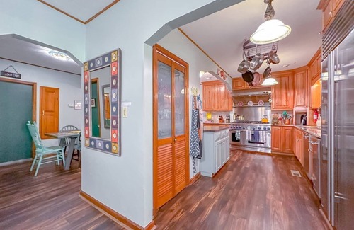Tallahassee Maison | Groups--Hot Tub -Pool-Dogs-Private-4 Baths-Fun