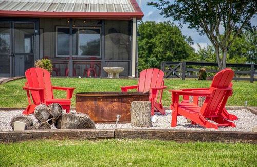 Brenham Cottage | ★ Pool, HotTub- Cardinal Cottage, RoundTop/Brenham