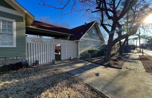 Batesville Appartement | Pool house/Historic district. Private entrance/in Path total solar eclipse
