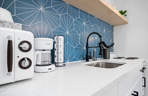 Heart of Lubbock Maison | Pool House Paradise - 1BD / 1 Bath - Near TTU