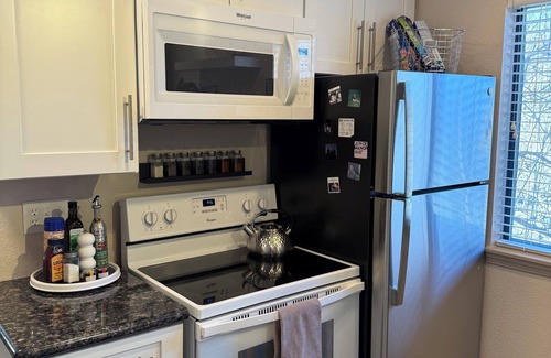 Greenwood Village Appartement | Clean and comfy 2-bed/2-bath apartment in DTC with unique decor & gas fireplace