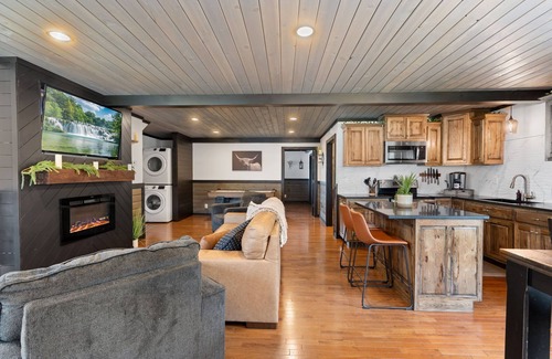 South Pittsburg Cabine | Pool Lodge with amazing views!