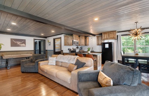 South Pittsburg Cabine | Pool Lodge with amazing views!