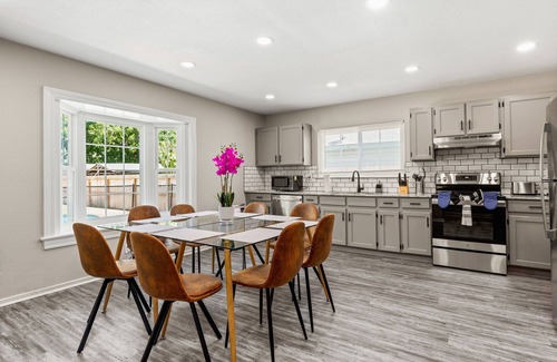 West San Antonio Maison | Pool Oasis by Seaworld | 5 Bedrooms | Game room