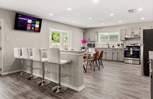 West San Antonio Maison | Pool Oasis by Seaworld | 5 Bedrooms | Game room