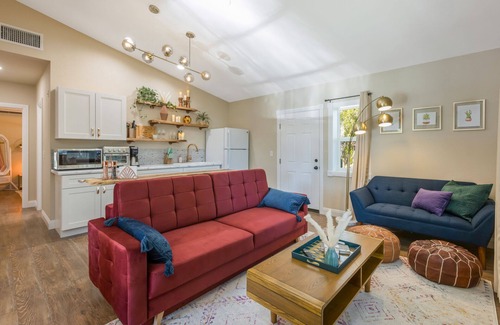 Gilbert Maison | POOL OASIS! Super Reviews! EV Charger/1BR King/Wash/Dryer/Kitchenette/Sleeps 4