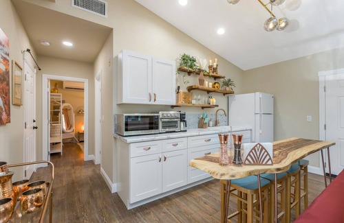 Gilbert Maison | POOL OASIS! Super Reviews! EV Charger/1BR King/Wash/Dryer/Kitchenette/Sleeps 4