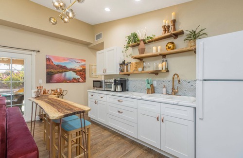 Gilbert Maison | POOL OASIS! Super Reviews! EV Charger/1BR King/Wash/Dryer/Kitchenette/Sleeps 4