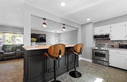 North Central Omaha Maison | Pool, Sauna, Work out area, ping pong, King Bed. So Many Amenities!!!
