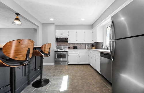 North Central Omaha Maison | Pool, Sauna, Work out area, ping pong, King Bed. So Many Amenities!!!