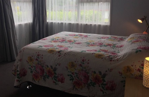 Tauranga Maison | Pool, sky tv, darts. A great place for families! Not a party house…