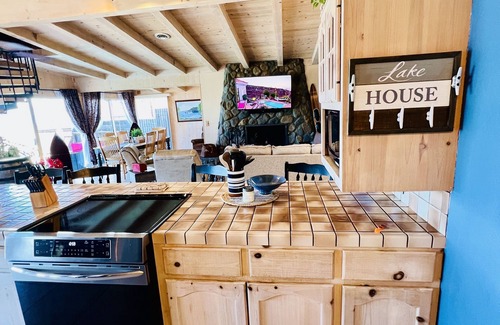 Lakeport Maison | Pool/Spa Lakefront, Lakeport, Clearlake, King Ste W/dock for fishing or boating.