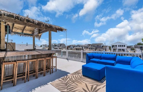 Osborn Island Maison | POOL, TIKI BAR, WATERFRONT home, 8 LBI Beach passes in Mystic Island NJ