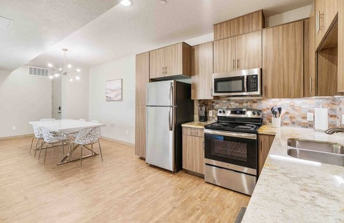 National City Appartement | Pool View Modern 3 Bdrm Apt