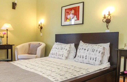 Loule Lit Et Petit-Déjeuner | Chambre double dans une ferme avec piscine à Salir, par iZiBookings