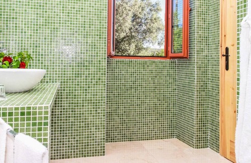 Loule Lit Et Petit-Déjeuner | Chambre double dans une ferme avec piscine à Salir, par iZiBookings
