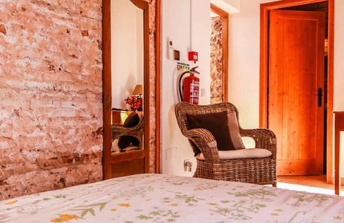 Loule Lit Et Petit-Déjeuner | Chambre double dans ferme avec piscine à Salir, par iZiBookings
