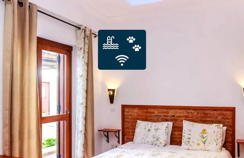 Loule Lit Et Petit-Déjeuner | Chambre double dans ferme avec piscine à Salir, par iZiBookings