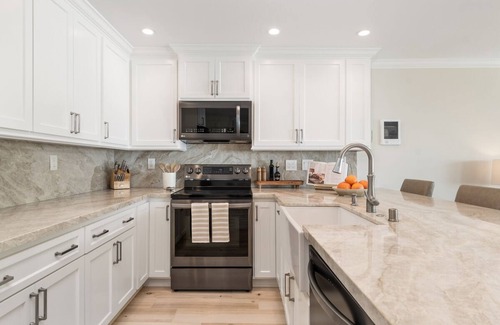 Solana Beach Copropriété | Poolside and Beachfront Remodeled Close to Everything!